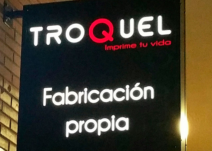 banderola con iluminacion led